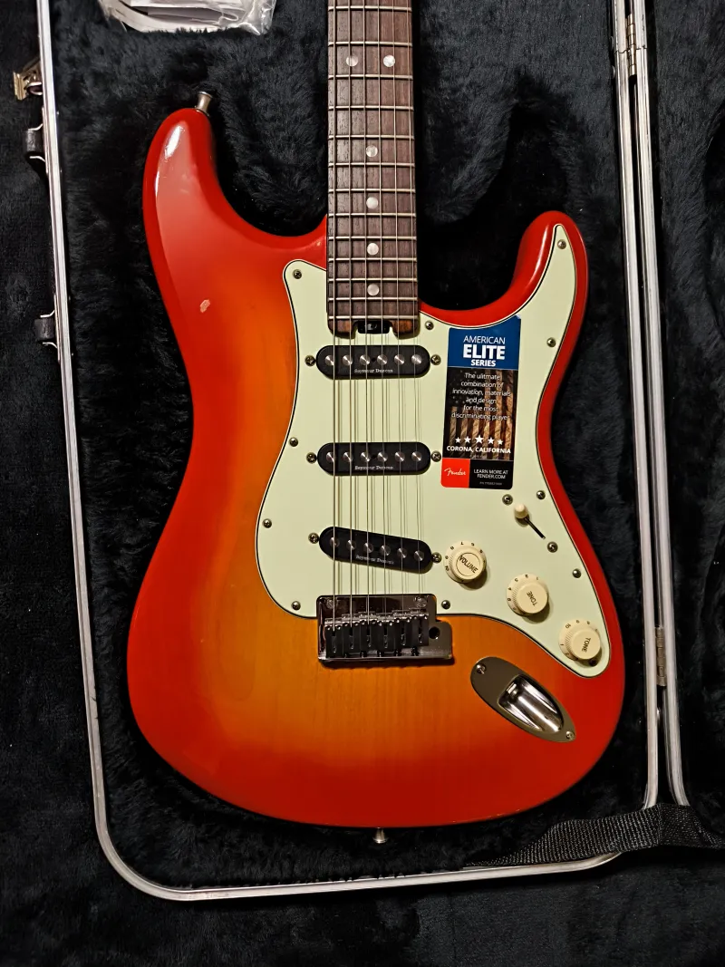 Fender Elit Stratocaster Elektromos gitár