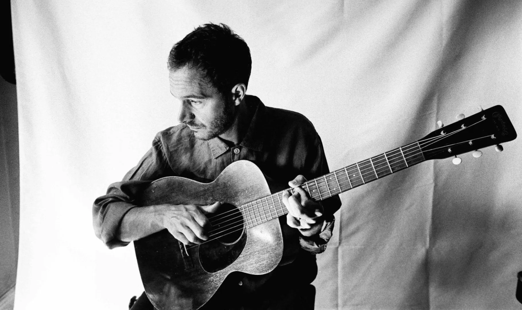 „Az a legjobb, amikor csak én vagyok, meg egy gitár” – Tom Smith (Editors)-interjú