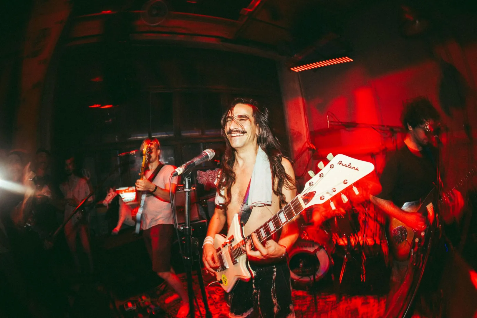 „Hallgassatok hazai gitárokat!” – Cina Niccoló kedvenc 2025-ös zenéi