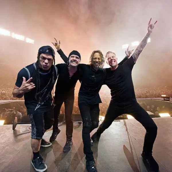 Gyakorlatilag minden jegy elkelt a Metallica-koncertre - Lángoló Gitárok