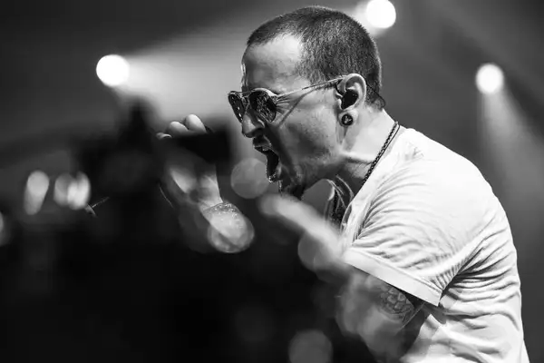 Megölte magát a Linkin Park énekese