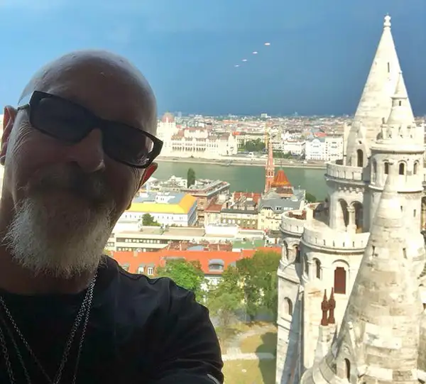 A Judas Priest tagjai birka türelemmel viselték a borzasztó körülményeket Romániában
