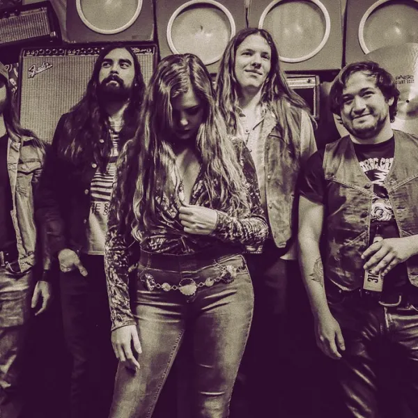 Dead Feathers - Szeretkezz, ne háborúzz