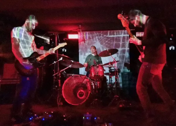 Mázsás súlyokat cipelve menetel. Band In The Pit: goda (lemezkritika)