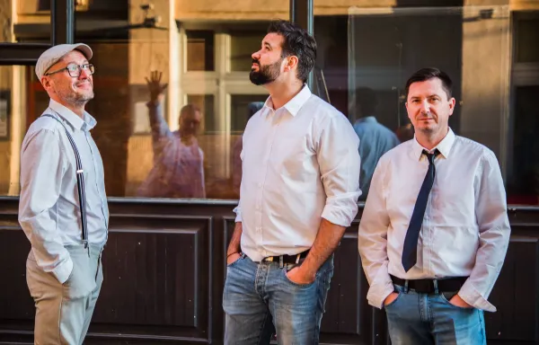 Isten ovd meg a kiralyt premieren a stifler mamaja uj ep je