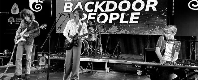 A holnap hangjai - Backdoor People