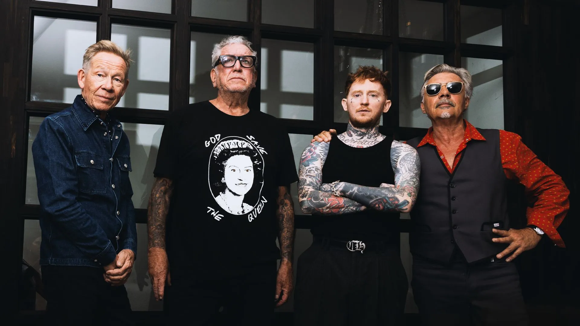 Budapesten is fellép a Frank Carterrel játszó Sex Pistols, és jön velük a The Damned is