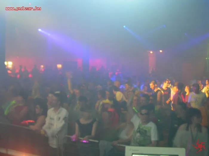 Egy órás videó a 2005-ös szentendrei Biohazard-buliról