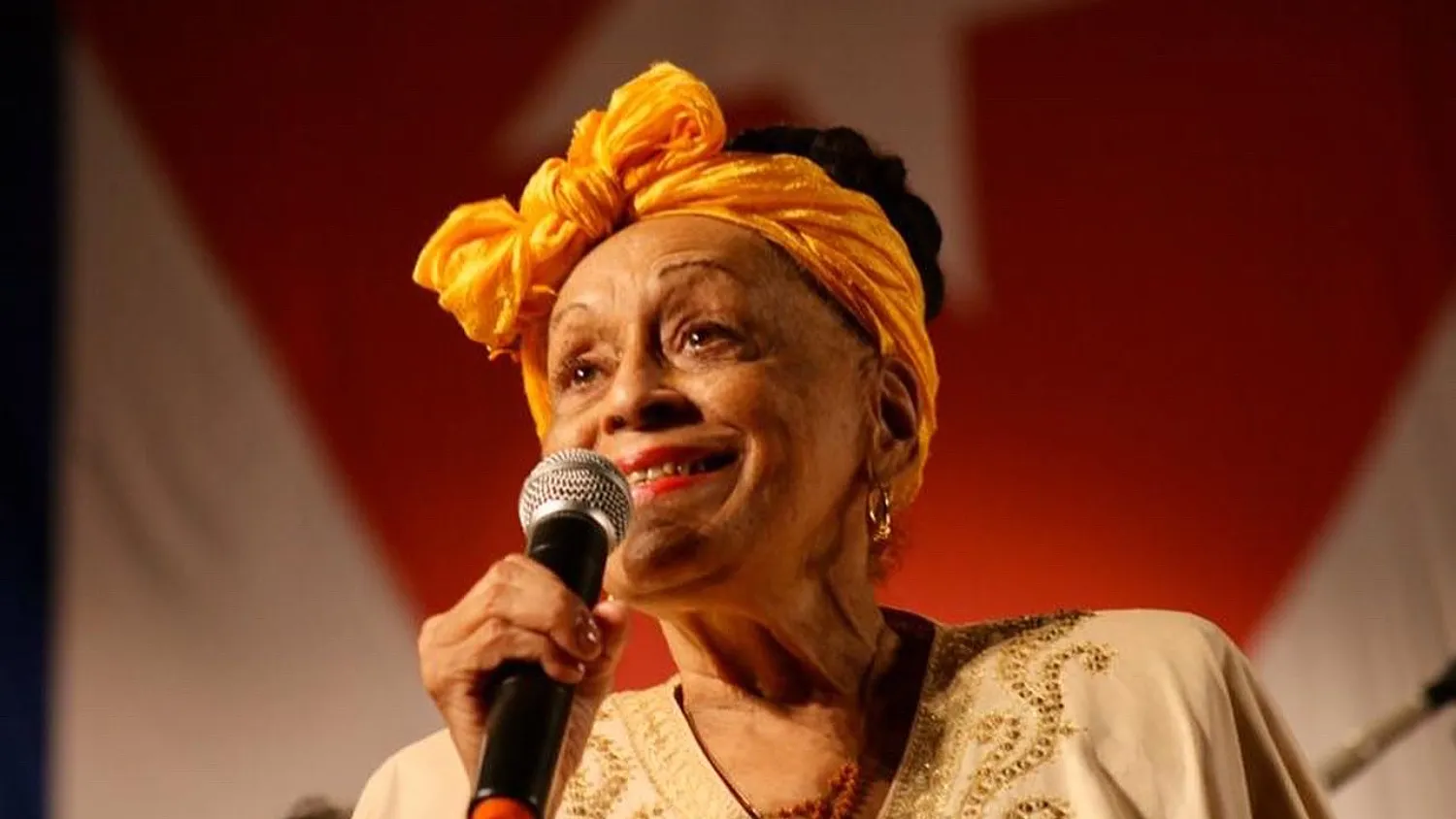 Szívbemarkoló énekléssel mondott végleg búcsút a színpadnak a 93 éves kubai ikon, Omara Portuondo Budapesten – VIDEÓ