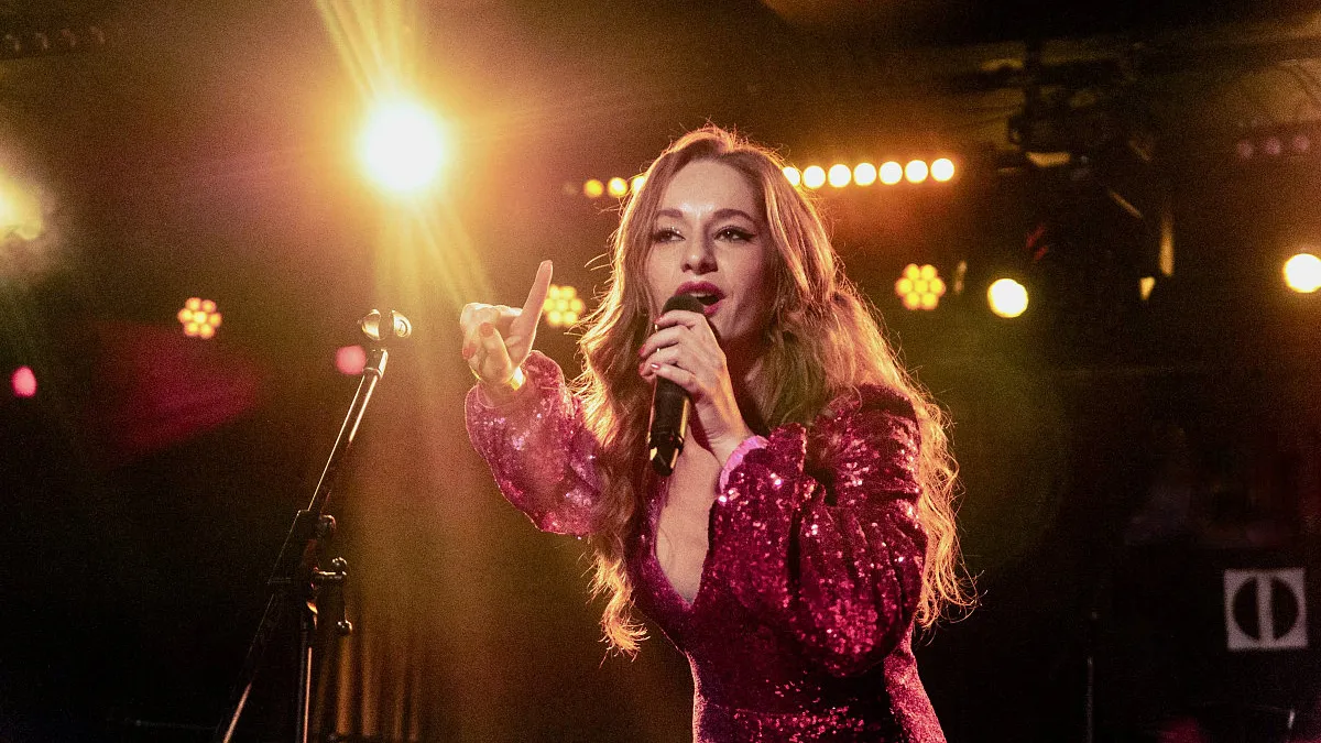 Vaksötét-koncert Paulinával – jótékonysági est a látássérültekért