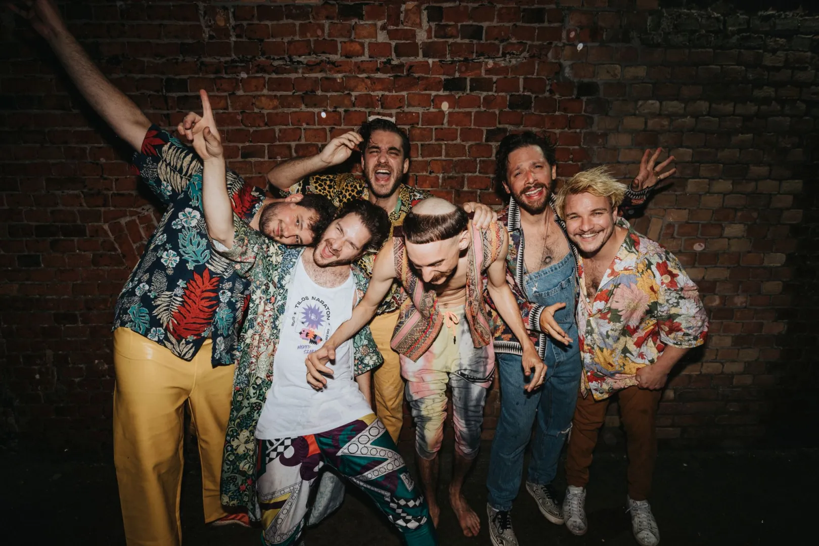 Világkörüli turnéja közben fordul befelé a Bohemian Betyars – megjelent az Úgy esett