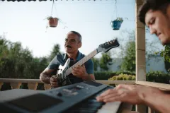 Éneklő ujjak, sistergő gitárok - Azerbajdzsán pszichedelikus gitárhőse a Magyar Zene Házában
