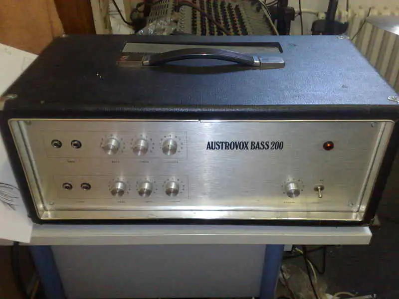 AustroVOX BASS 200 Basszuserősítő-fej