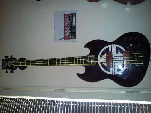 Career EMG+Woodhead Basszusgitár