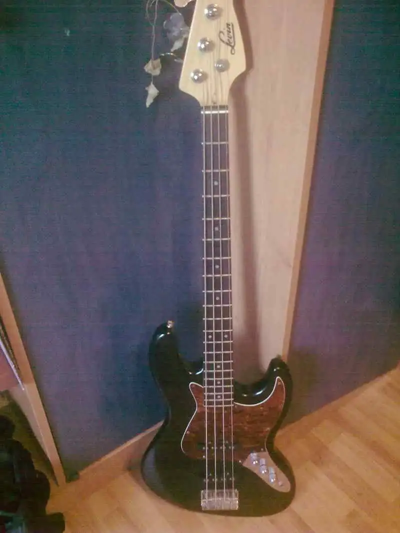  LB100J Basszusgitár