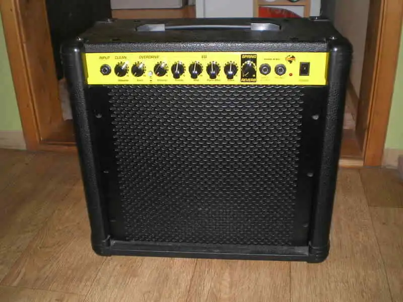 KORN Erősítő Gitárerősítő-fej