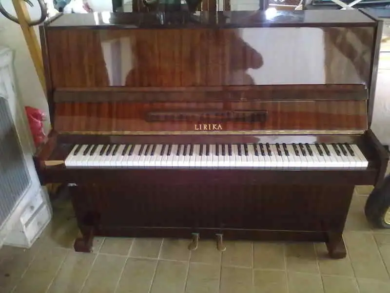 - LIRIKA Pianino