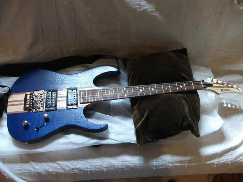 Dimavery FR521 Átmenőnyakas szólógityó némi tuninggal Elektromos gitár