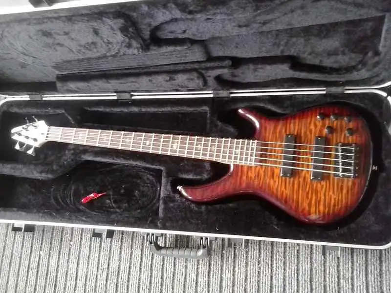 Uniwell Aktív öt húros Basszusgitár 5 húros