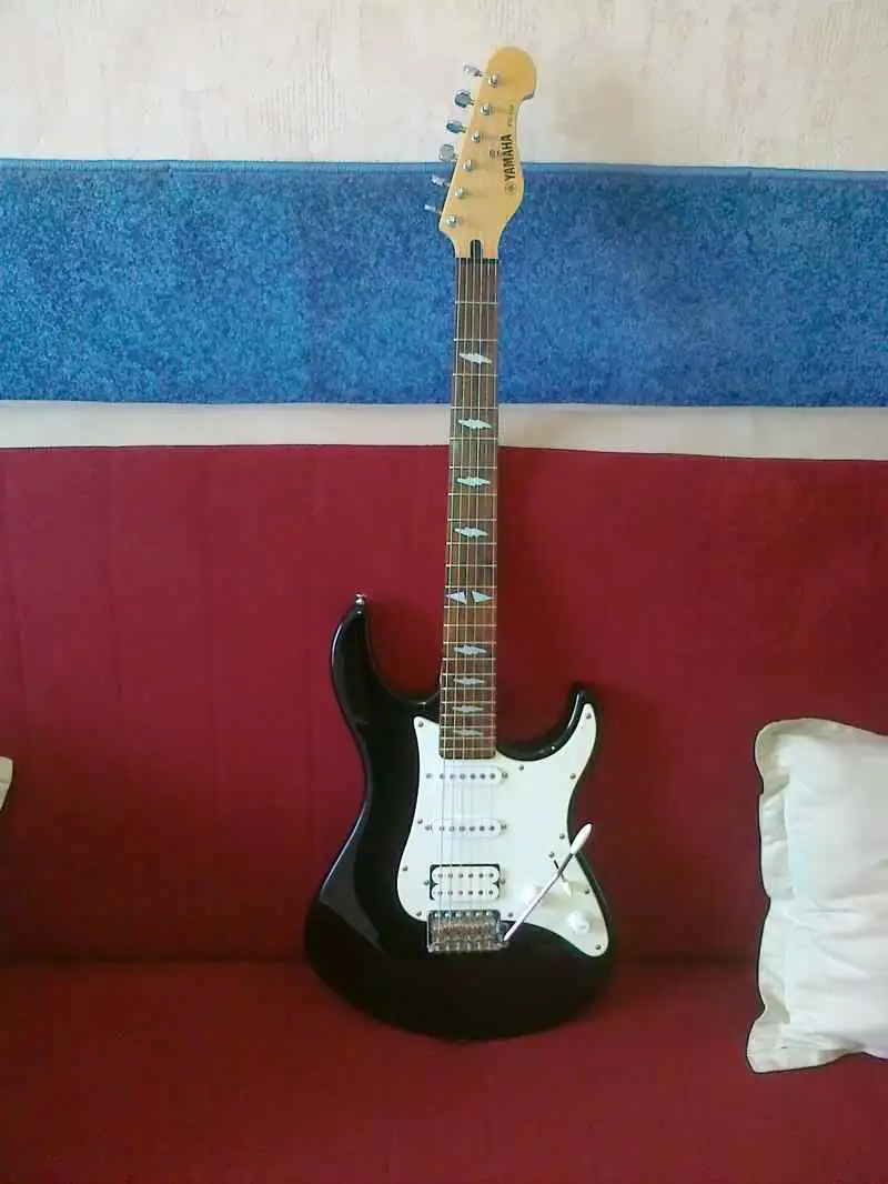 YAMAHA EG 112 Electric guitar