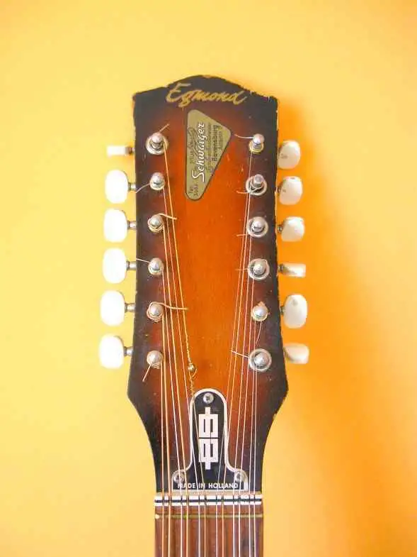 - Egmond Guitarra acústica de 12 cuerdas