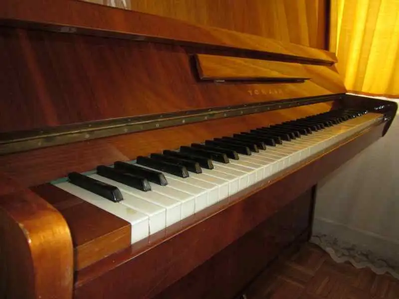 - Tchaika orosz pianínó ÁRON ALUL Pianínó