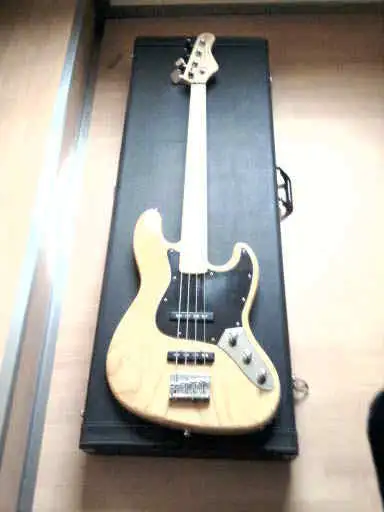  KSD-704 Basszusgitár