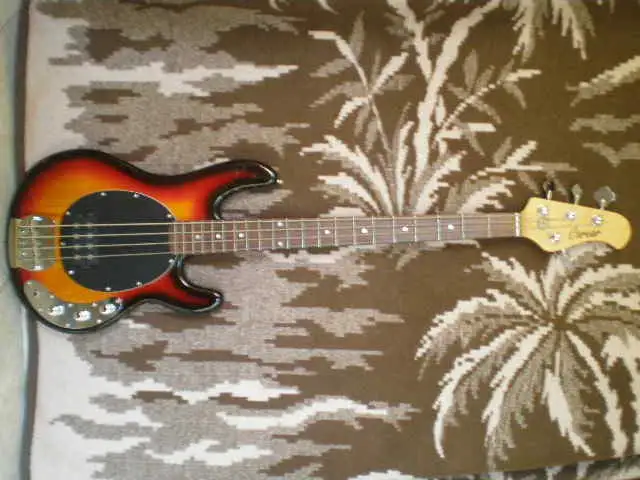  Music Man szuper Basszusgitár