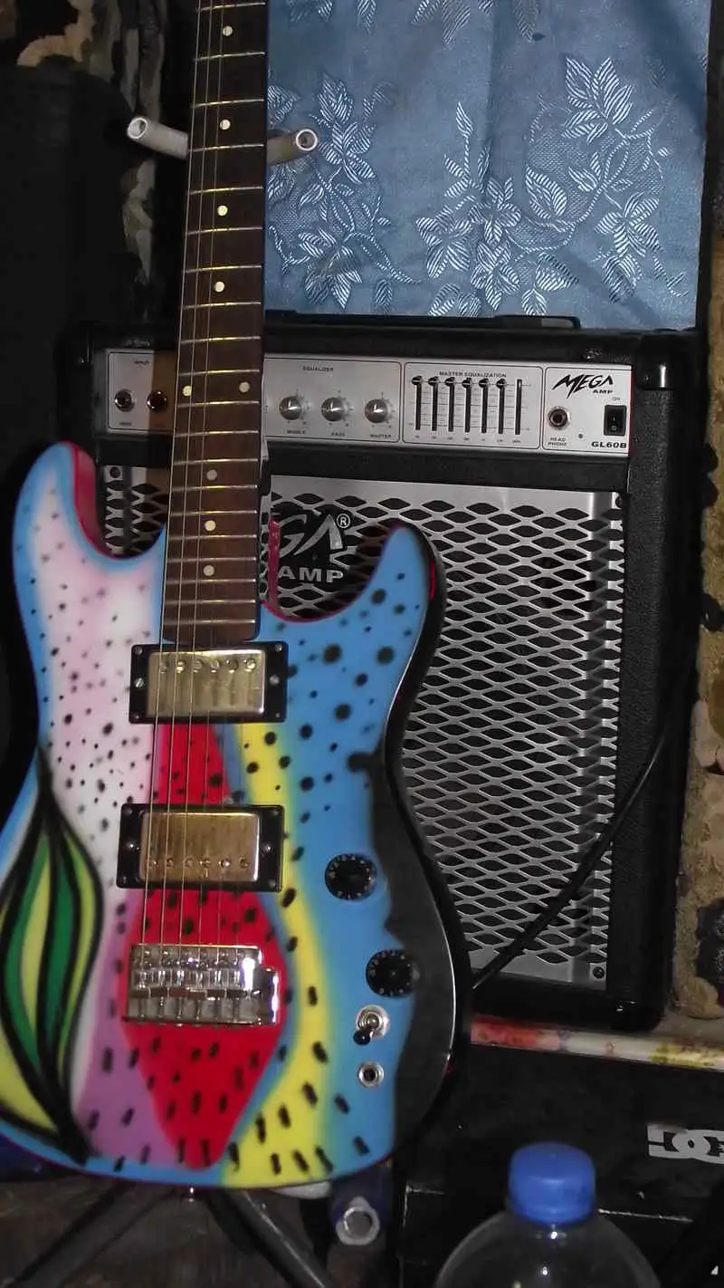  SÜRGŐSEN ELADÓ+Erősítő ugyanitt Elektrická gitara