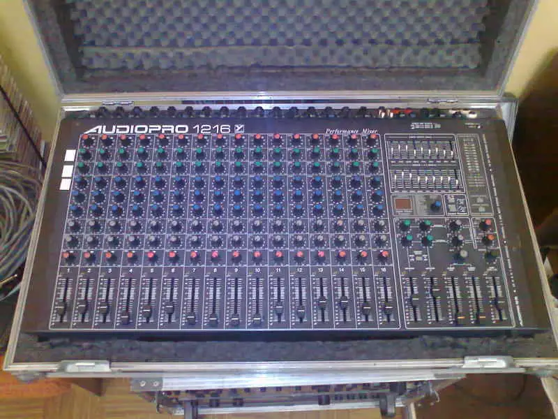 Yorkville Audio Pro 1612 Keverő-erősítő