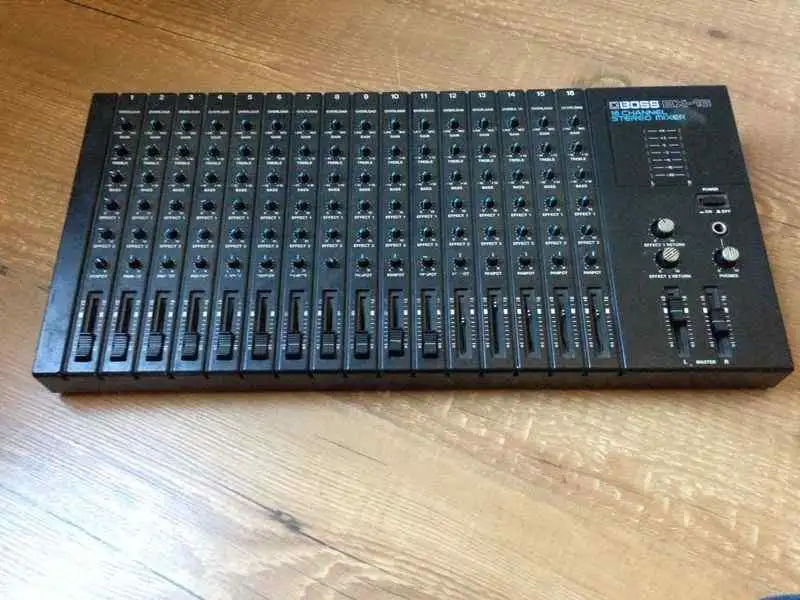 BOSS Bx16 Keverőpult
