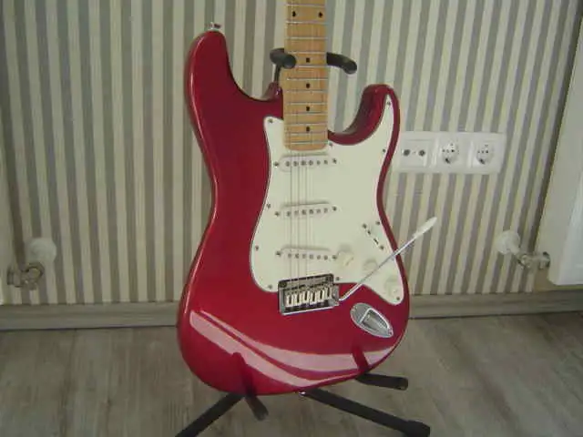 Squier Alnico picupokkal Szólógitár