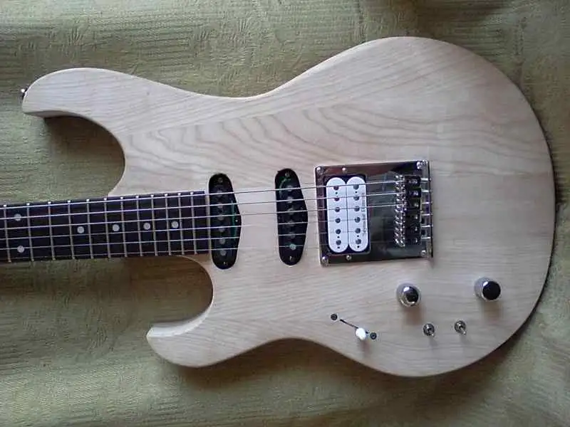 Egyedi készítésű  Balkezes elektromos gitár
