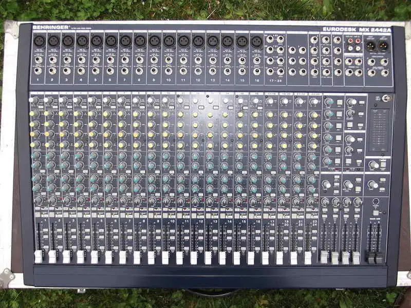 Behringer EURODESK MX2442a Mixing desk