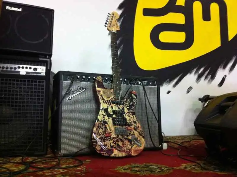 Squier OBEY Graphic Stratocaster HSS Collage Elektromos gitár