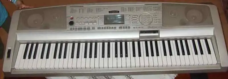 - Yamaha DGX 300 Szintetizátor