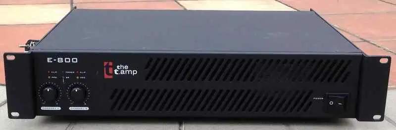 Tamp E 800 , 2 X 450 W Végfok