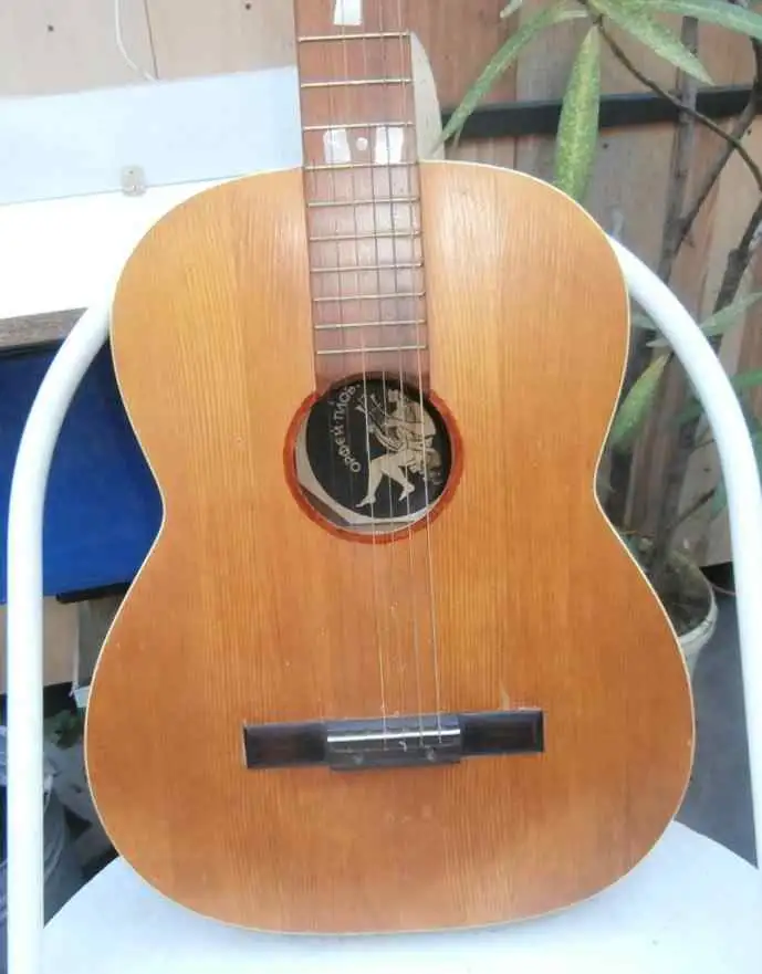   Akusztikus gitár