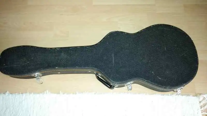 - Keménytok Gitártok