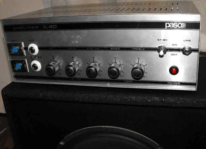  V-40 Csöves gitár és Énekerősítő