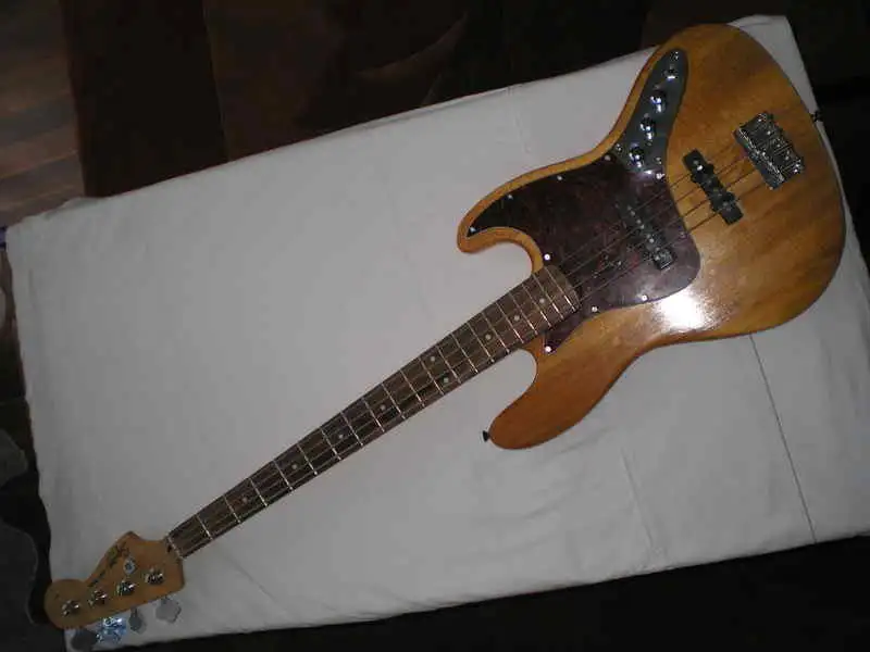 Squier  Basszusgitár