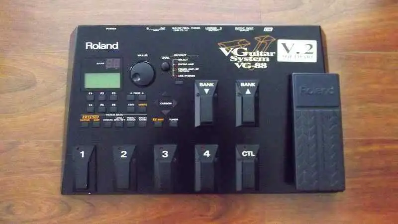 Roland VG88 V2 Guitar synthesizer