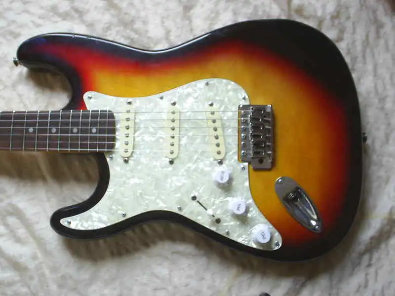 Levin Csere is Balkezes elektromos gitár