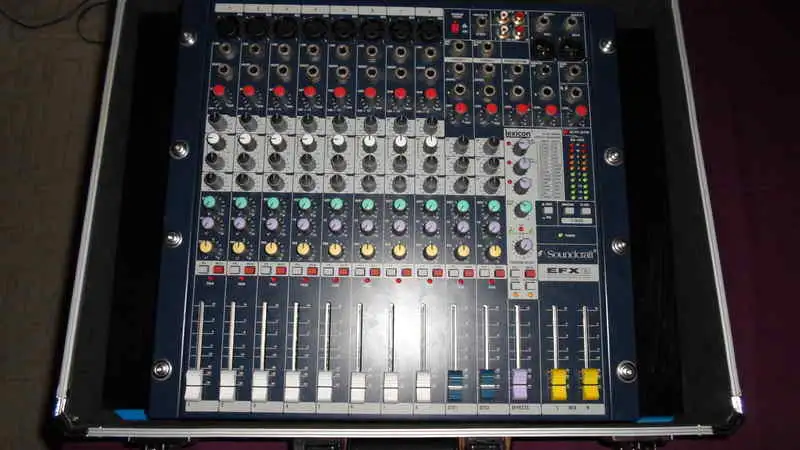 Soundcraft EFX8 Mezclador