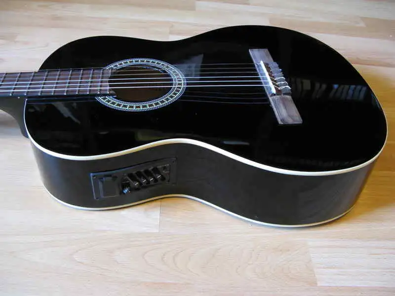   Elektroakustická klasická gitara