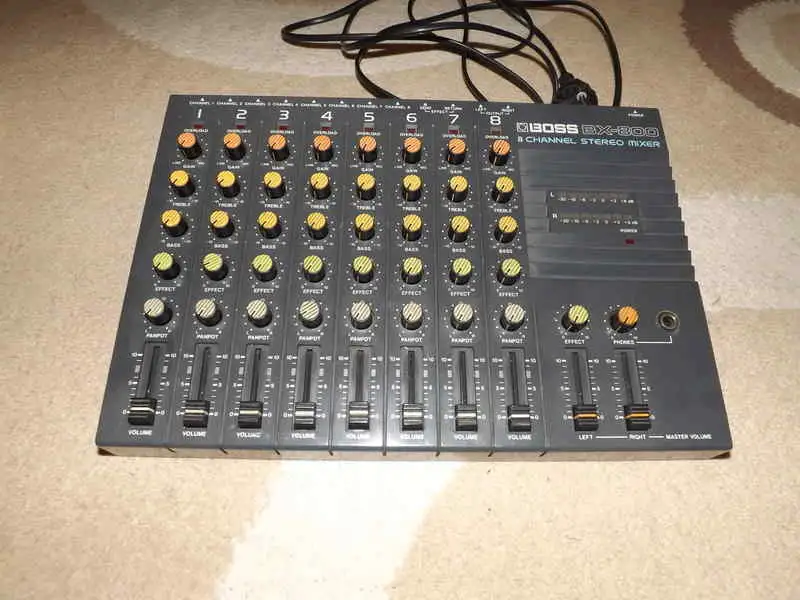 BOSS BX - 800 Mezclador