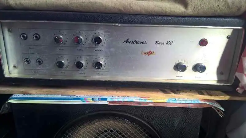 AustroVOX BASS 100 Basszuserősítő-fej