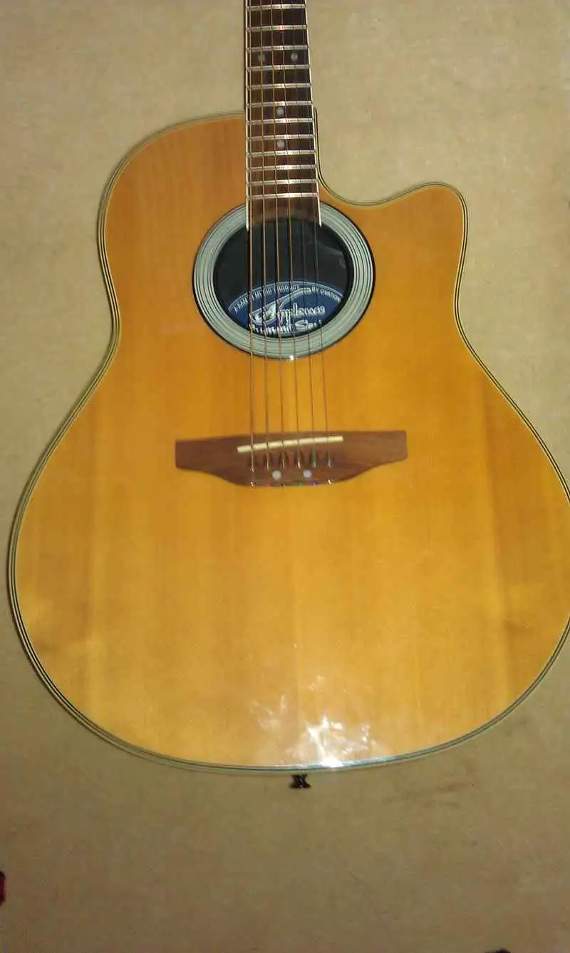  AE28 Guitarra electroacústica