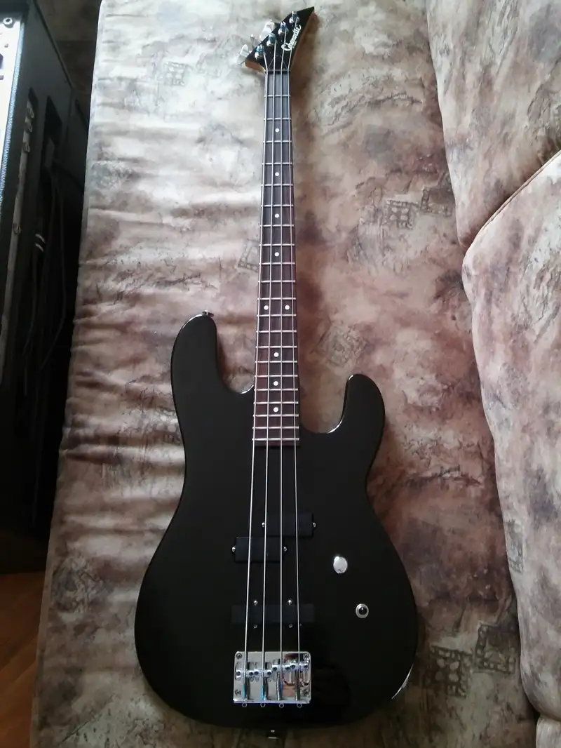  By Charvel Bajo eléctrico