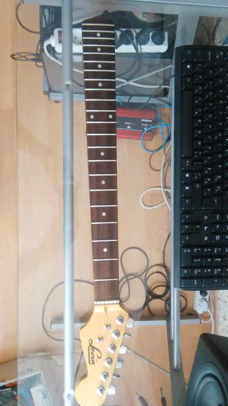 Levin Stratocaster Nyak